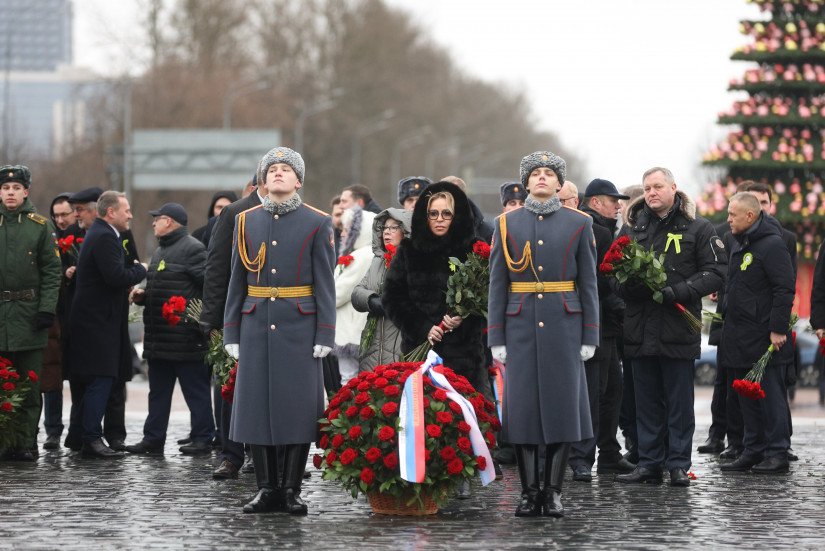 Valentina Matvienko Laid Flowers at Monument to Heroic Defenders of Leningrad