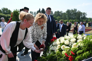 На Пискаревском мемориальном кладбище почтили память павших в Великой Отечественной войне 