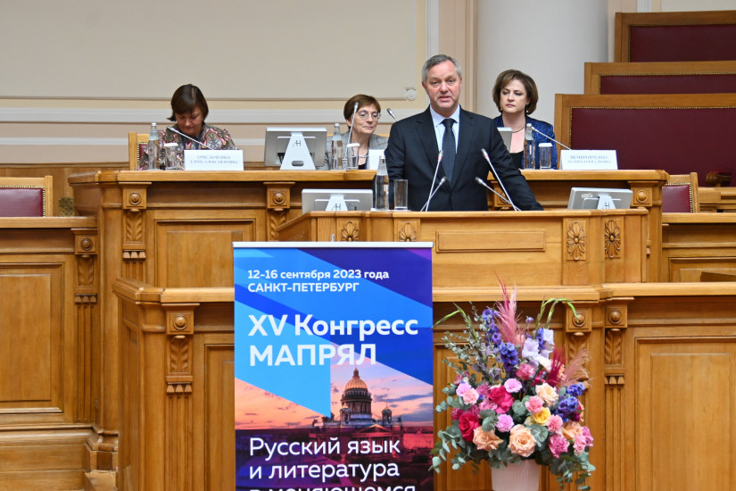 Дмитрий Кобицкий приветствовал преподавателей русского языка и литературы в Таврическом дворце