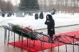 На Пискаревском мемориале состоялась церемония в честь 80-летия освобождения Ленинграда от блокады