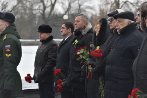 Память жителей блокадного Ленинграда почтили на Пискаревском кладбище