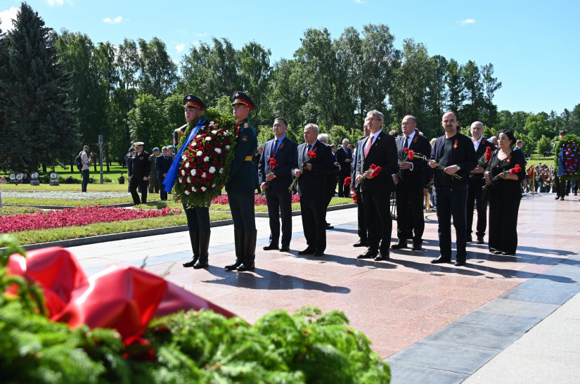 Память павших в Великой Отечественной войне почтили на Пискаревском мемориальном кладбище