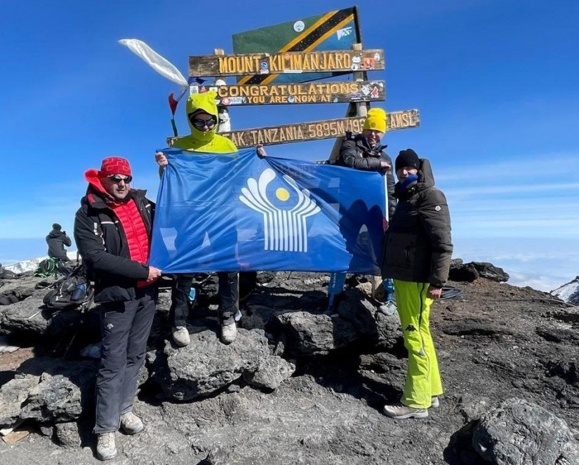Флаг МПА СНГ развернут на вершине Килиманджаро