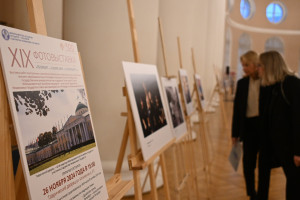 Студенческая фотовыставка «Петербург — в мире, мир — в Петербурге...» открылась в Таврическом дворце