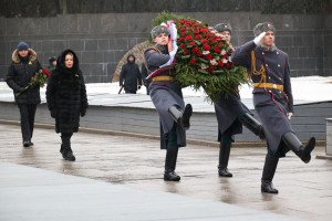 На Пискаревском мемориале состоялась церемония в честь 81-летия освобождения Ленинграда от блокады