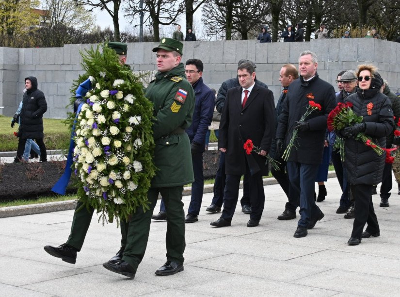 Memory of Siege Survivors and Defenders of Leningrad Honored at Piskarevskoye Memorial