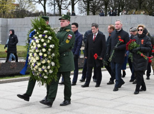 Memory of Siege Survivors and Defenders of Leningrad Honored at Piskarevskoye Memorial