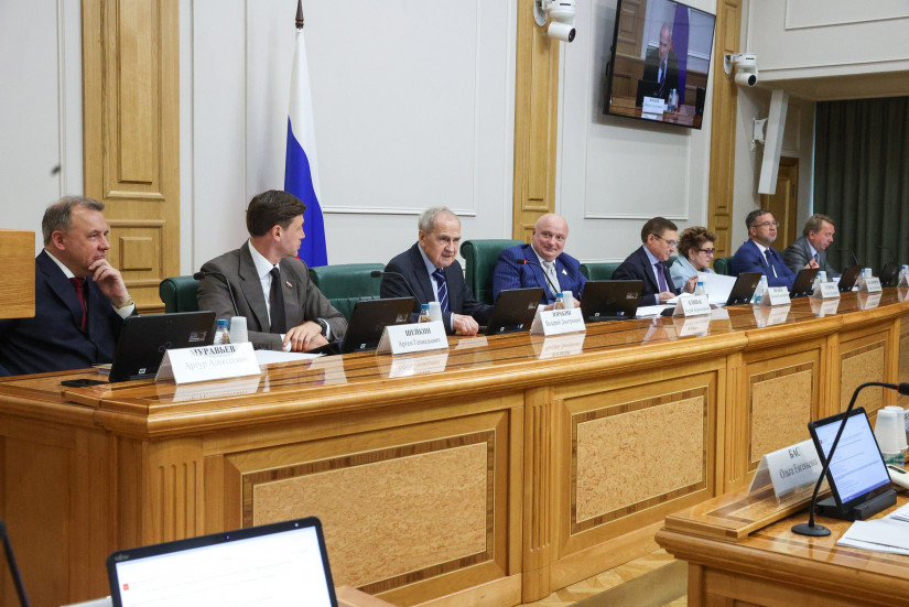 Дмитрий Кобицкий рассказал российским сенаторам о работе МПА СНГ Дмитрий Кобицкий рассказал российским сенаторам о работе МПА СНГ