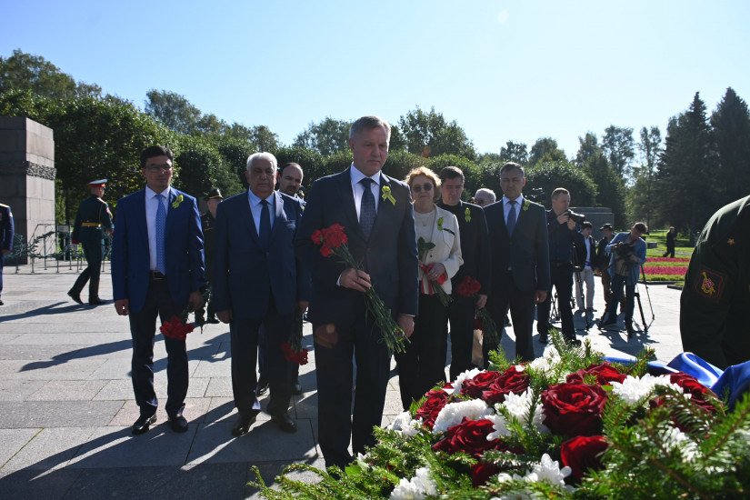 Heroes of Siege Leningrad Honored in St. Petersburg