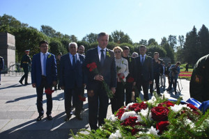 Heroes of Siege Leningrad Honored in St. Petersburg