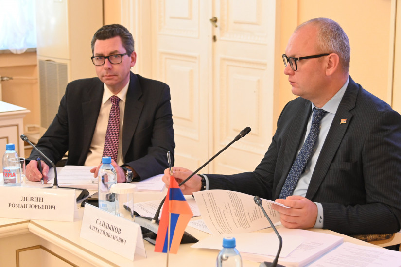 Защита курьеров, таксистов и фрилансеров: в СНГ появится закон о платформенной занятости Защита курьеров, таксистов и фрилансеров: в СНГ появится закон о платформенной занятости