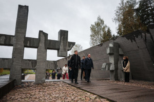 Участники Молодежной межпарламентской ассамблеи СНГ посетили комплекс Хатынь