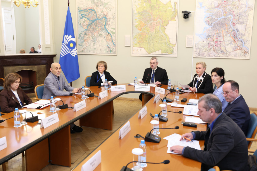 Выпускники российских вузов, редкая лексика, театры и кино: в Таврическом дворце проходит конференция по русскому языку