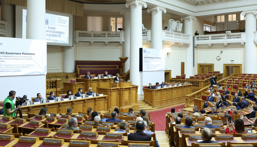 Сохранять и укреплять позиции русского языка призвали на международной конференции в Таврическом дворце
