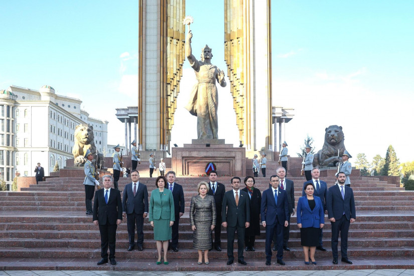 Парламентарии Содружества отдали дань уважения ценностям таджикского народа Парламентарии Содружества отдали дань уважения ценностям таджикского народа