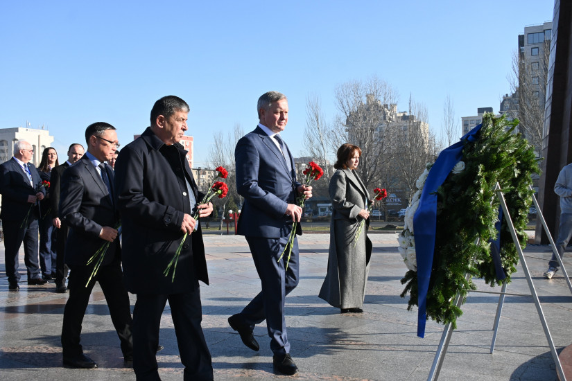 Парламентарии стран Содружества возложили цветы к Мемориалу Победы в Бишкеке