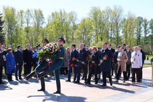 Делегация МПА СНГ приняла участие в церемонии возложения цветов на Пискаревском мемориале
