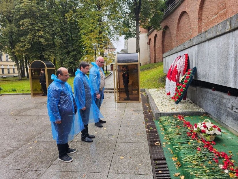 Armenian Parliamentarians Laid Wreaths at Eternal Flame of Glory Memorial