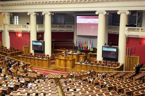Актуальные проблема истории парламентаризма обсуждают сегодня в Думском зале Таврического дворца