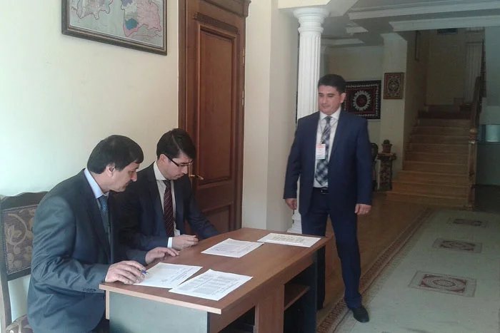 Президента Таджикистана выбирают в Баку - в Посольстве Республики