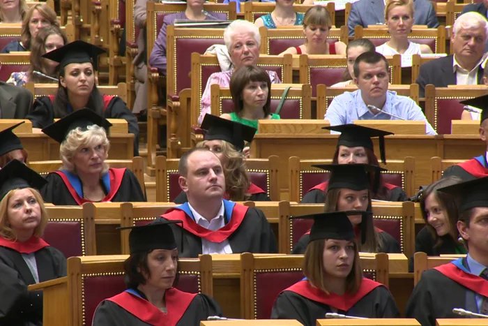 Вручение государственных дипломов Санкт-Петербургского университета управления и экономики прошло в Думском зале