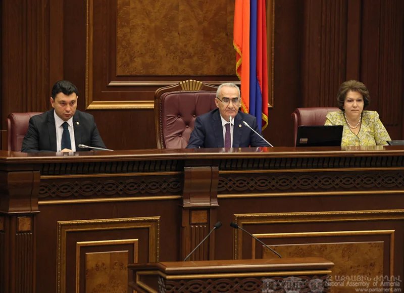 Галуст Саакян объявил о закрытии осенней сессии