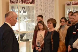 Участники Международного образовательного проекта «Мосты дружбы» осмотрели выставку «Подвиг Ленинграда»