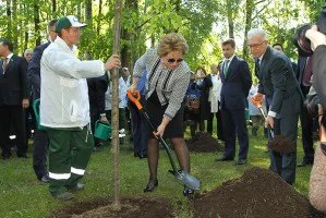 Валентина Матвиенко и участники экоконгресса восстановили утраченные деревья в Таврическом саду