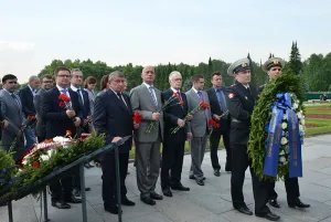 На Пискаревском мемориальном кладбище прошла торжественно - траурная церемония