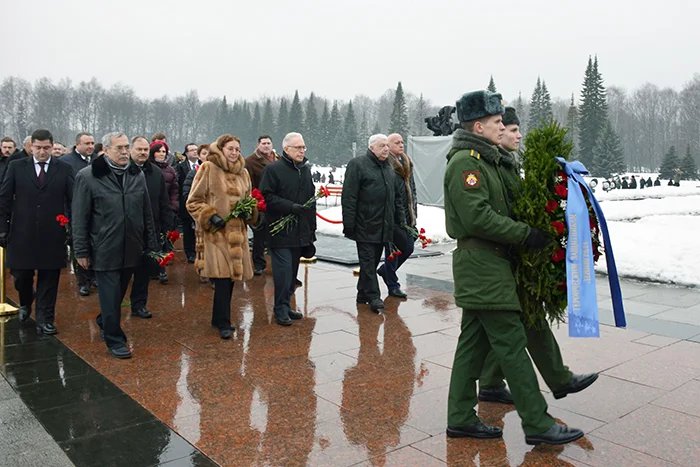 Делегация МПА СНГ приняла участие в церемонии возложения венков и цветов на Пискаревском мемориальном кладбище