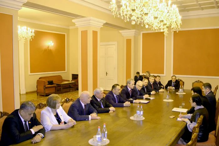 Группа международных наблюдателей от МПА СНГ встретилась с Эдуардом Шармазановым