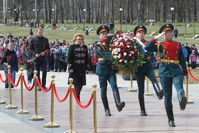 Председатель Совета МПА СНГ приняла участие в торжественно-траурной церемонии на Пискаревском мемориальном кладбище