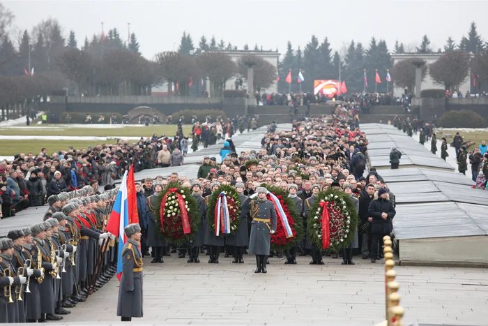 Делегации МПА СНГ и ПА ОДКБ приняли участие в церемонии возложения венков и цветов на Пискаревском мемориальном кладбище