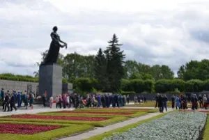 Торжественно-траурная церемония прошла на Пискаревском мемориальном кладбище