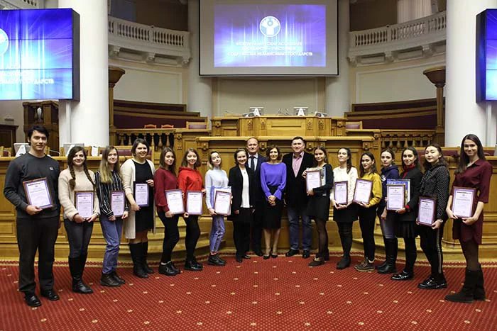 В Таврическом дворце наградили волонтеров осенней сессии МПА СНГ