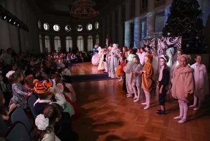 В Таврическом дворце прошел новогодний бал для детей из многодетных семей