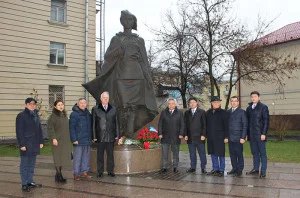 В день памяти Героя Советского Союза Алии Молдагуловой к подножию памятника возложили цветы