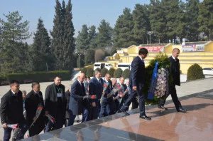 Международные наблюдатели от МПА СНГ возложили цветы к мемориалу в парке Победы в Душанбе