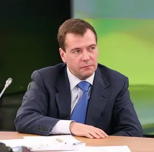 Медведев надеется на реализацию идей форума по безопасности на дорогах