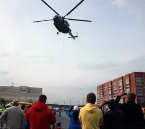 В рамках конгресса "Безопасность на дорогах ради безопасности жизни" вертолёт МЧС справился с "учебным" ДТП в Петербурге