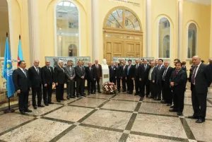 IPA CIS receives as a present a bust of the father of parliamentarianism in Azerbaijan