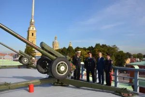 At noon the cannon at Peter and Paul’s Fortress to fire for road safety