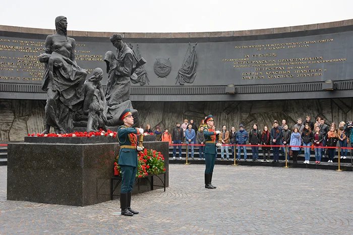 Flame of the Commonwealth goes to the Monument to Heroic Defenders of Leningrad