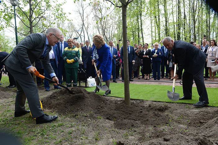 Participants of the VIII Nevsky International Ecological Congress planted trees in the Tavricheskiy garden