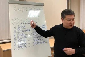 Nurbek Satvaldiev Holds Class on Kyrgyz Language and History for Children of Kyrgyz Migrants